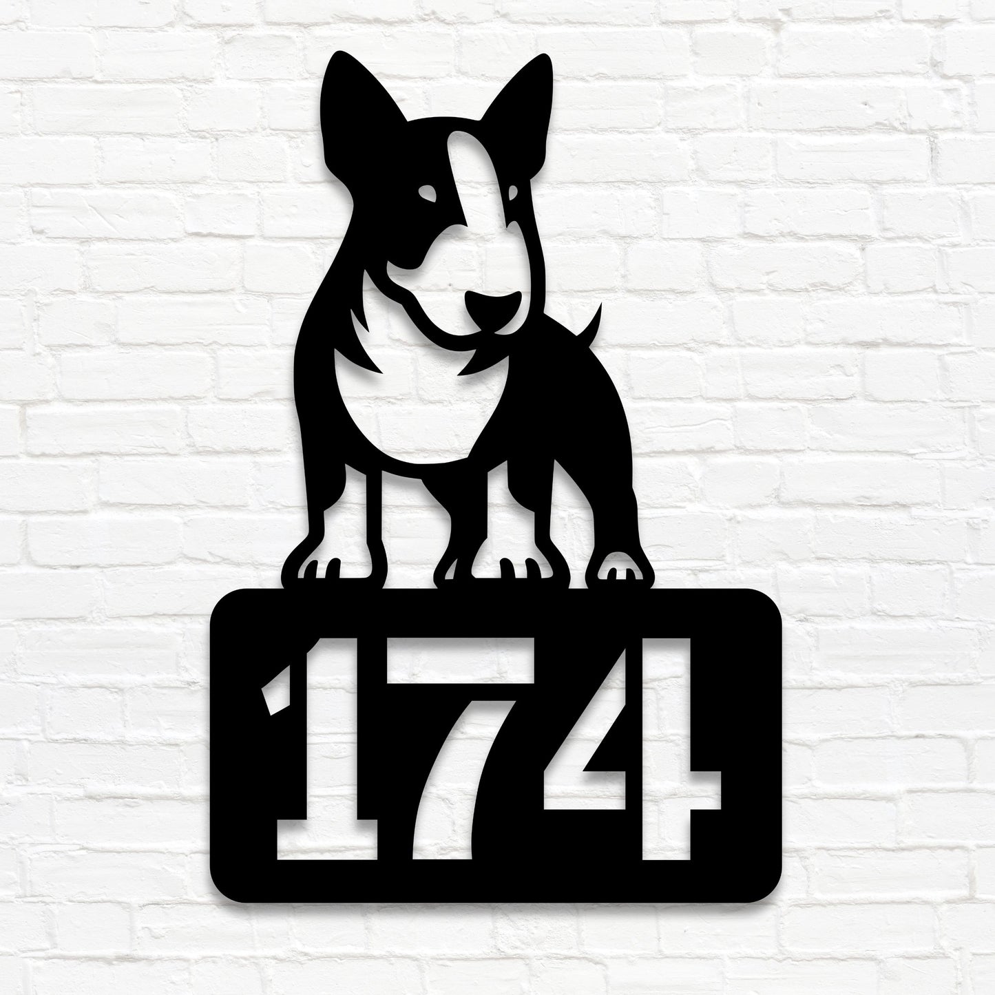 Individuelles Hausnummernschild mit Bullterrier