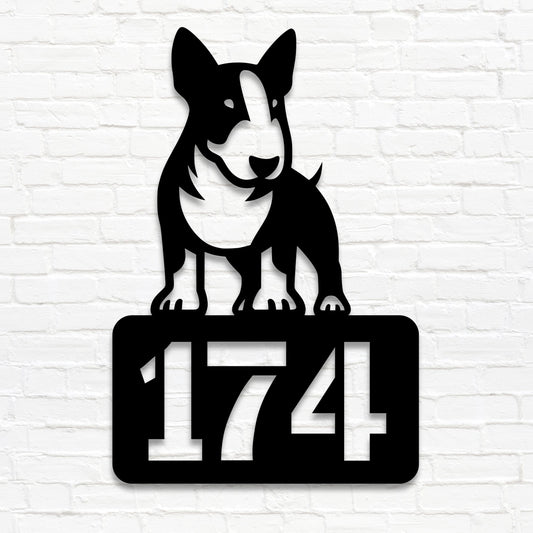Individuelles Hausnummernschild mit Bullterrier