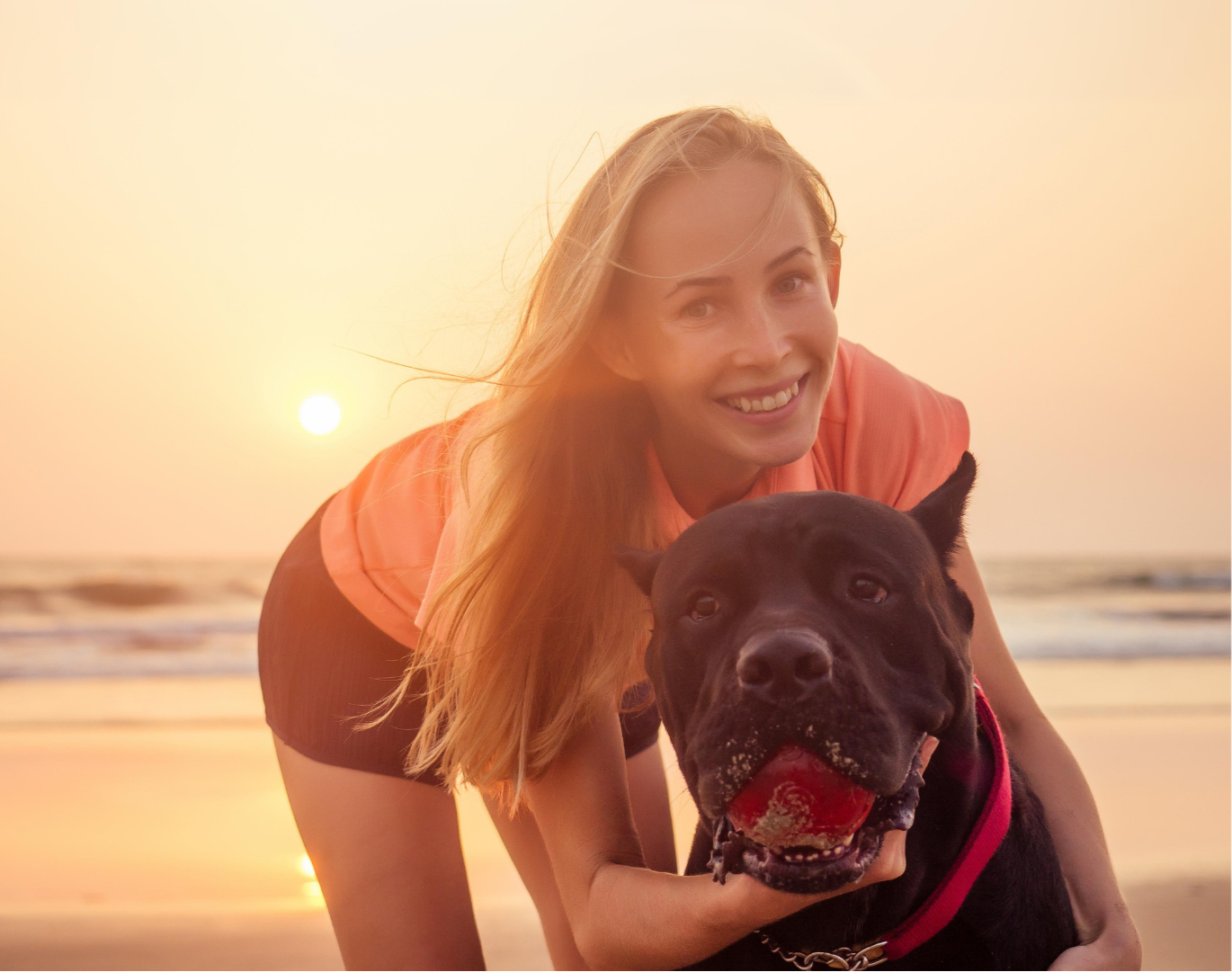 Blonde Frau mit Cane Corso am Strand