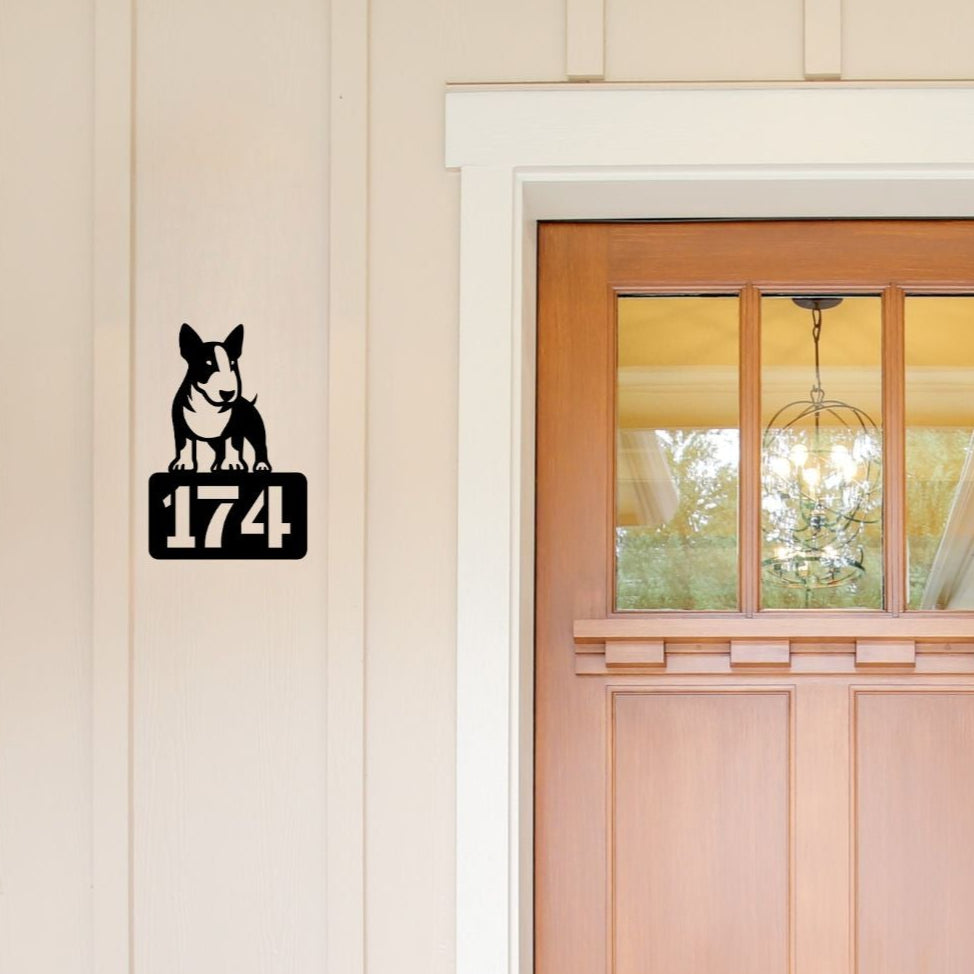 Individuelles Hausnummernschild mit Bullterrier