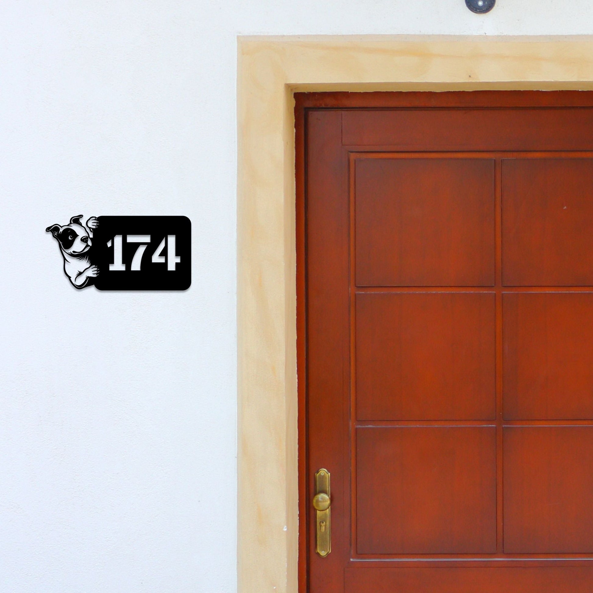 Metallschild mit Hausnummer und Pitbull, Peeking Pitbull