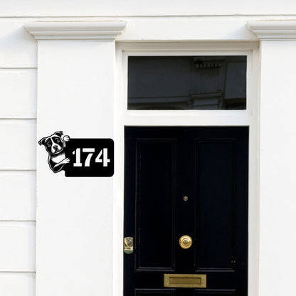 Staffordshire Bullterrier individuelle Hausnummer aus Stahl, peeking Staffordshire Bullterrier